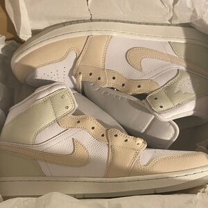 Jordan Air Jordan 1 mid
White/Guava Ice-sea glass